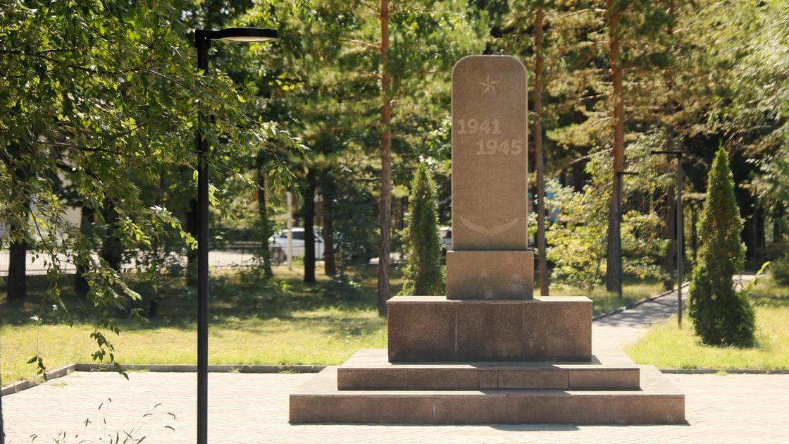 Памятник стоит в парке в селе Кабанбай