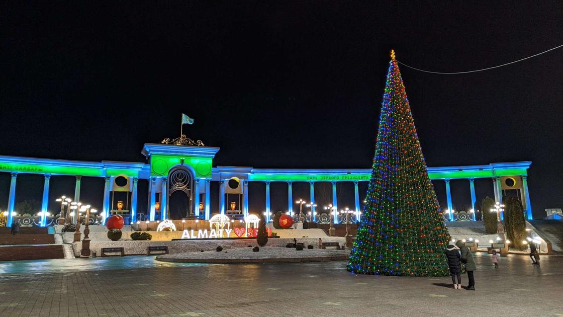 Алматинцы собрались на площади, чтобы посмотреть на 20-метровую елку
