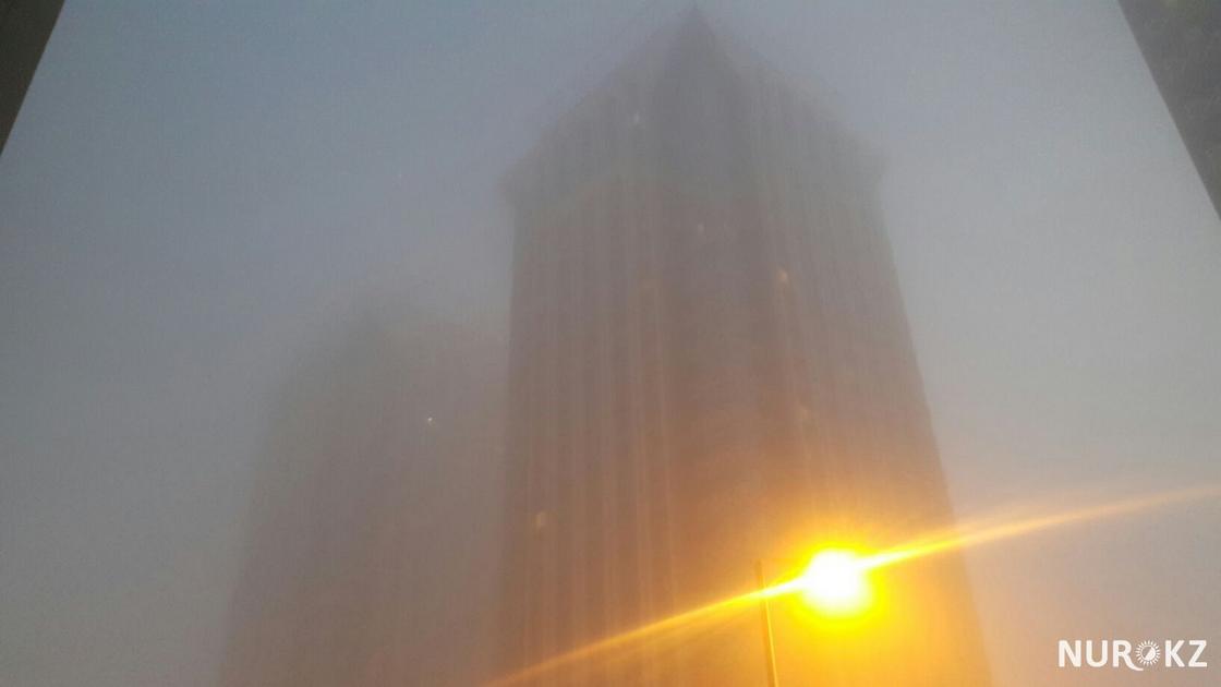 Густой туман укутал столицу