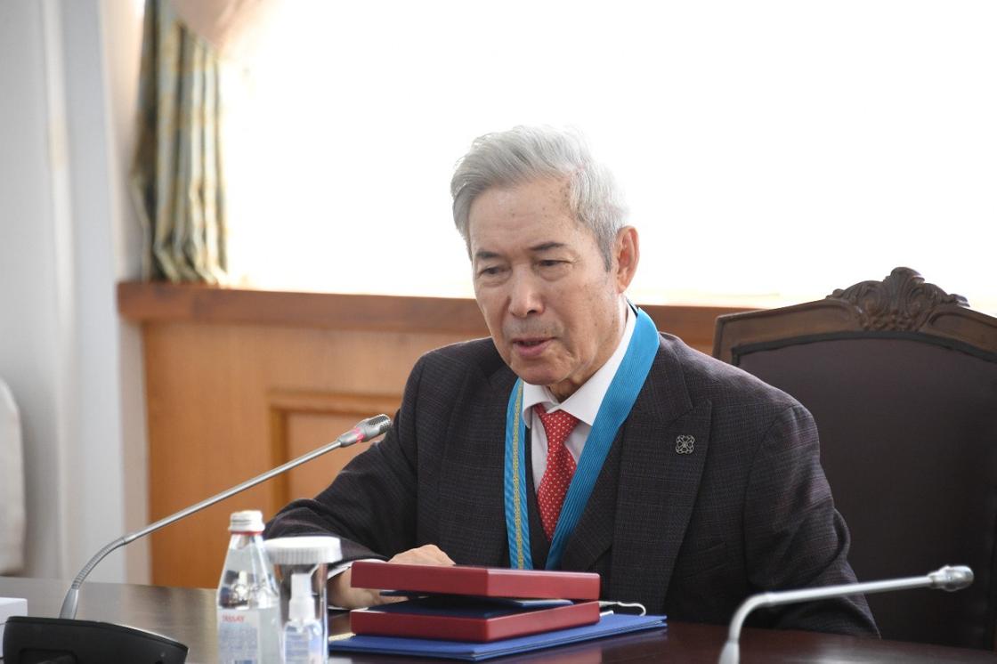 Сагинтаев поздравил новых почетных граждан Алматы