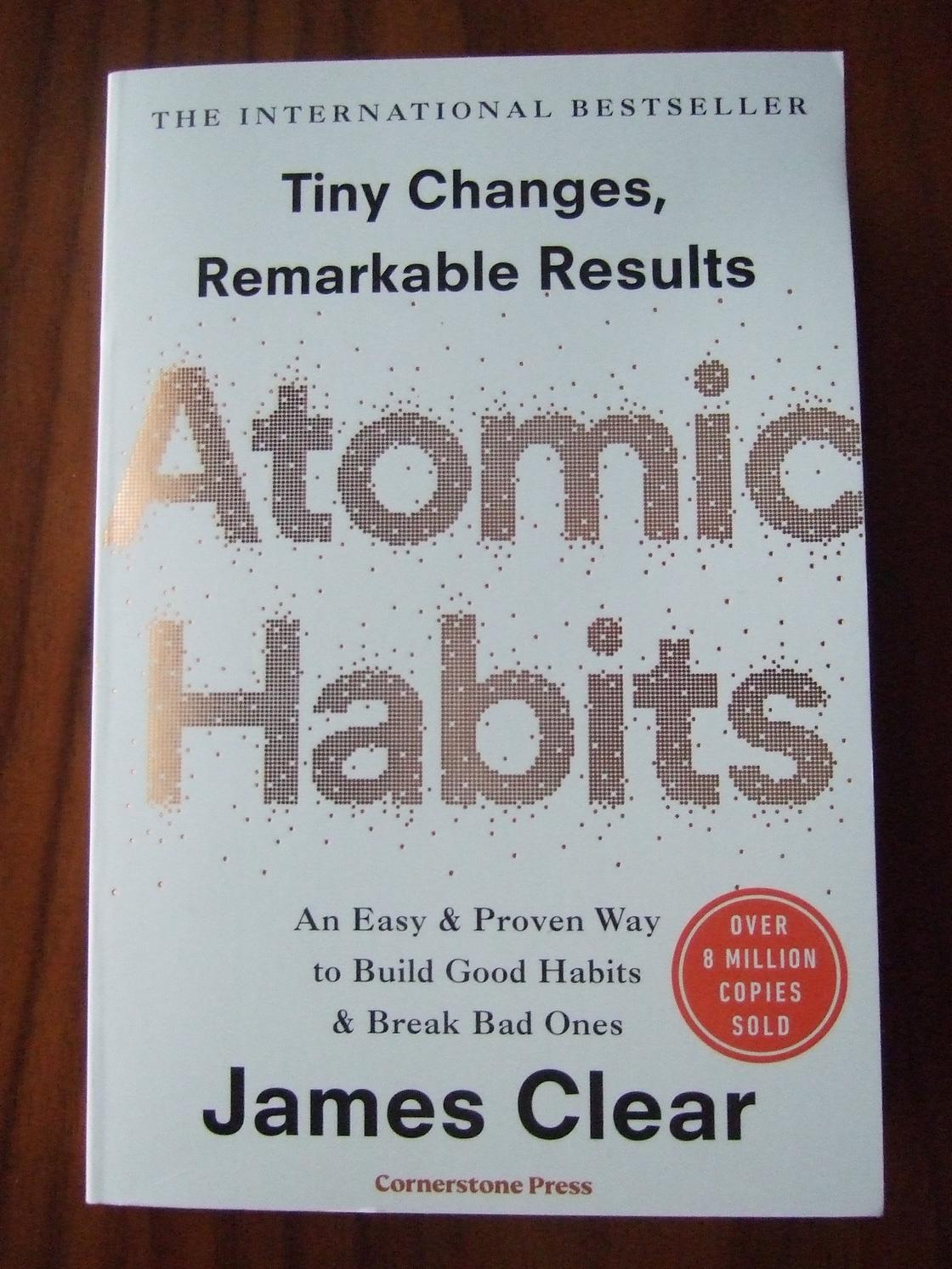 Обложка книги с надписью Atomic Habits