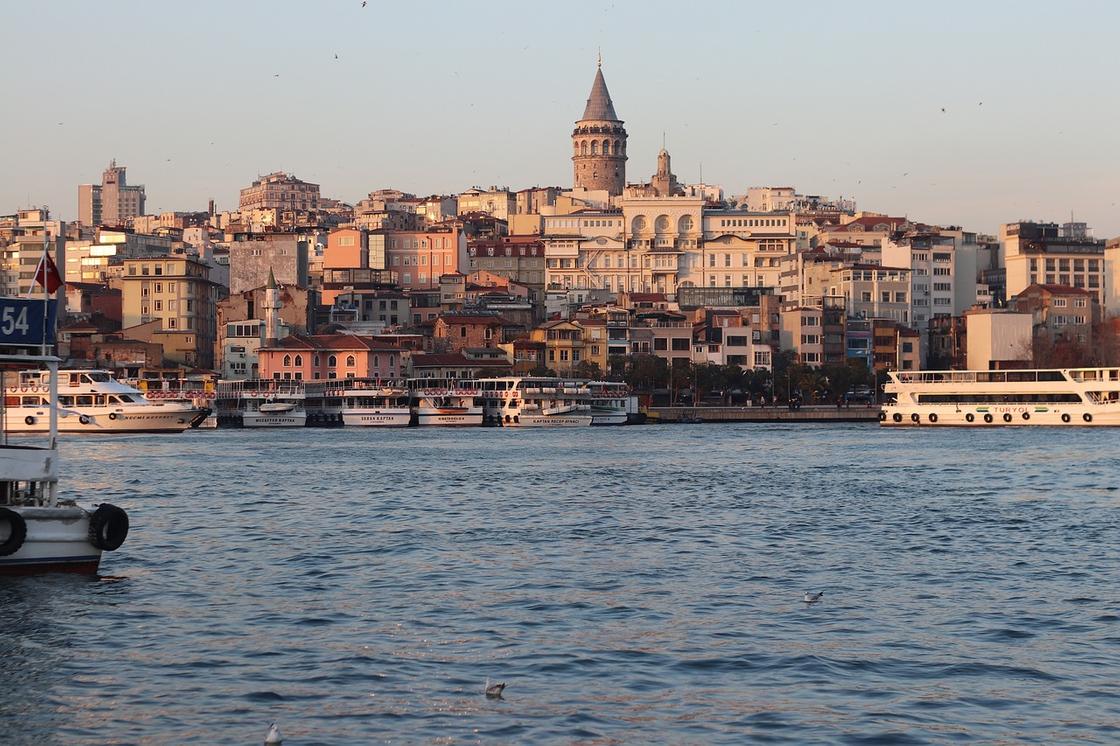 Вид на Стамбул и Галатскую башню, возвышающимися над постройками