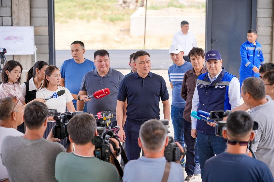 Аким Шымкента Габит Сыздыкбеков вместе с жителями микрорайона "Қарабастау"