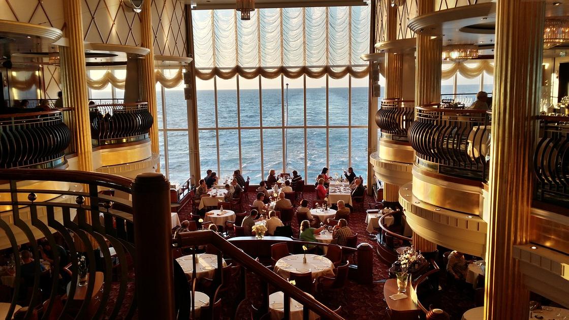 Ресторан на корабле с панорамными окнами с видом на океан