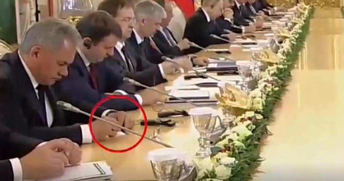 Глава Минобороны России нарисовал дом и дерево на встрече с турецкой делегацией