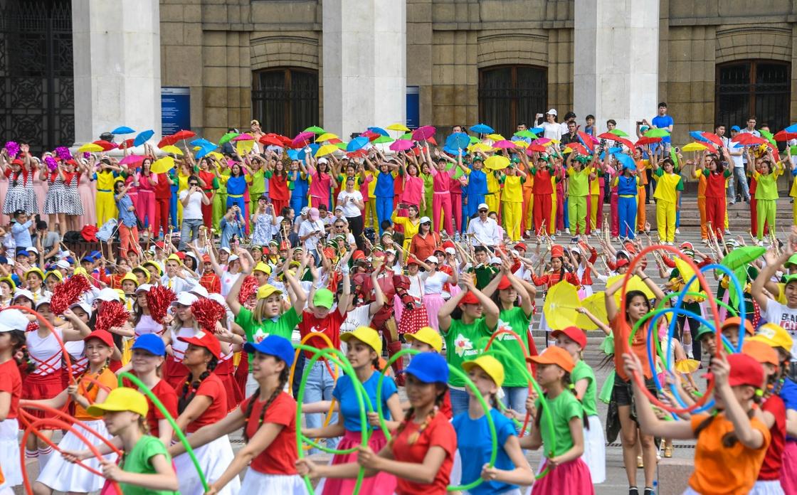 Более 5 тысяч юных алматинцев приняли участие в параде оркестров (фото)