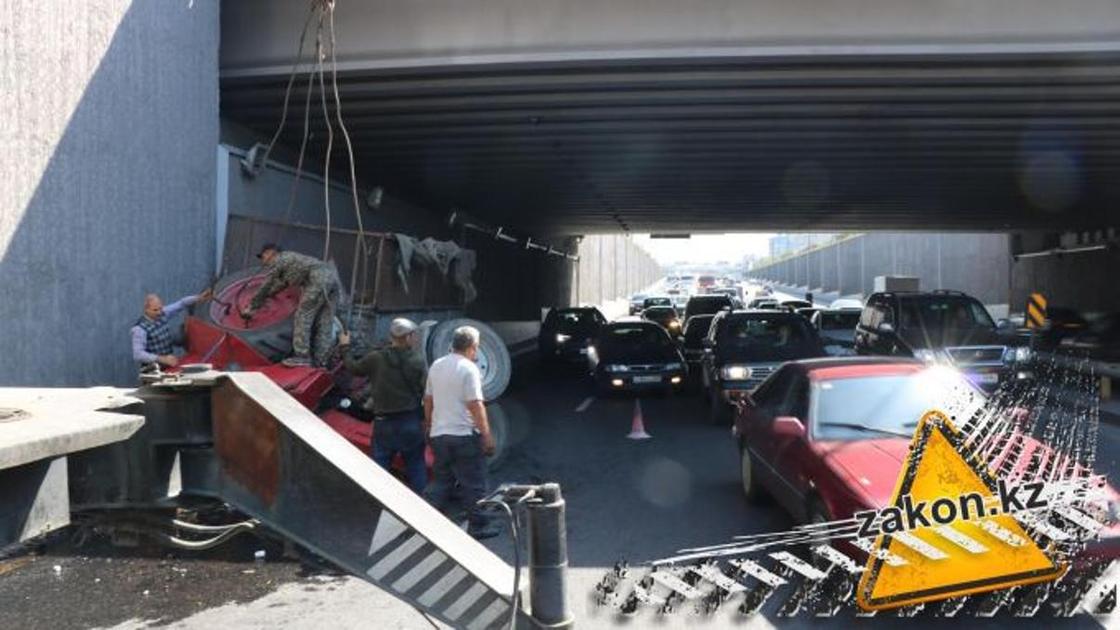 Трактор перевернулся и устроил пробку в Алматы (фото, видео)