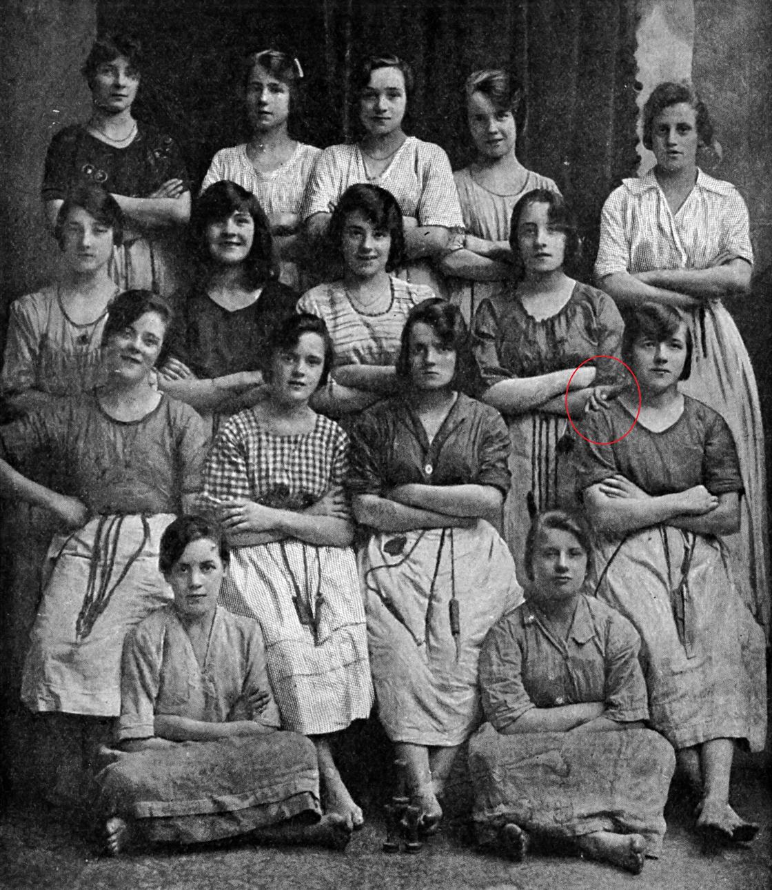 Работницы льняной фабрики, 1900 год