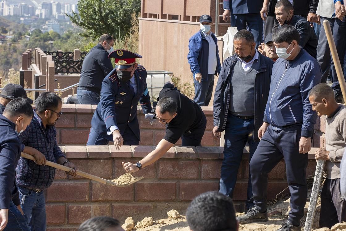 Погибшего полицейского похоронили в Алматы