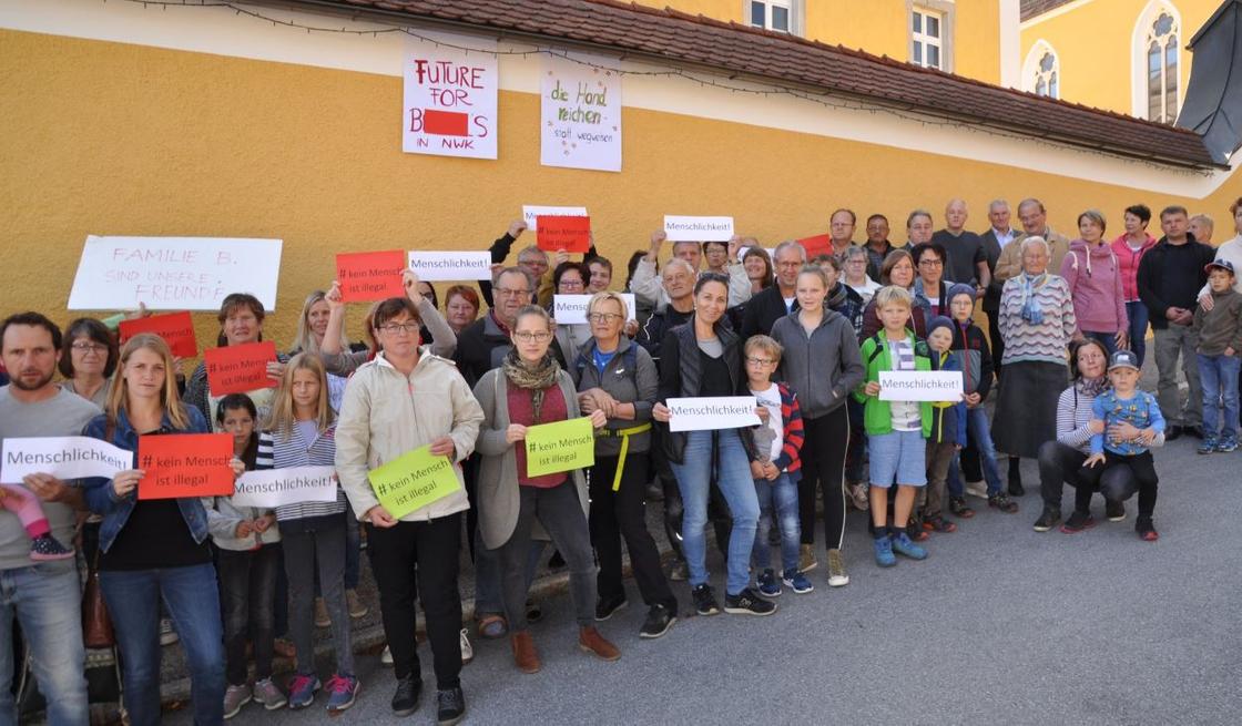 СМИ: Целый город в Австрии вышел на митинг против депортации семьи из Казахстана (фото)