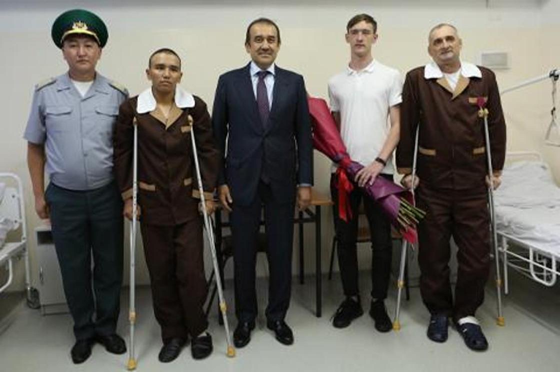 Спасшего от гранаты солдата полковника наградили орденом "Айбын" Спасшего от гранаты солдата полковника наградили орденом "Айбын"