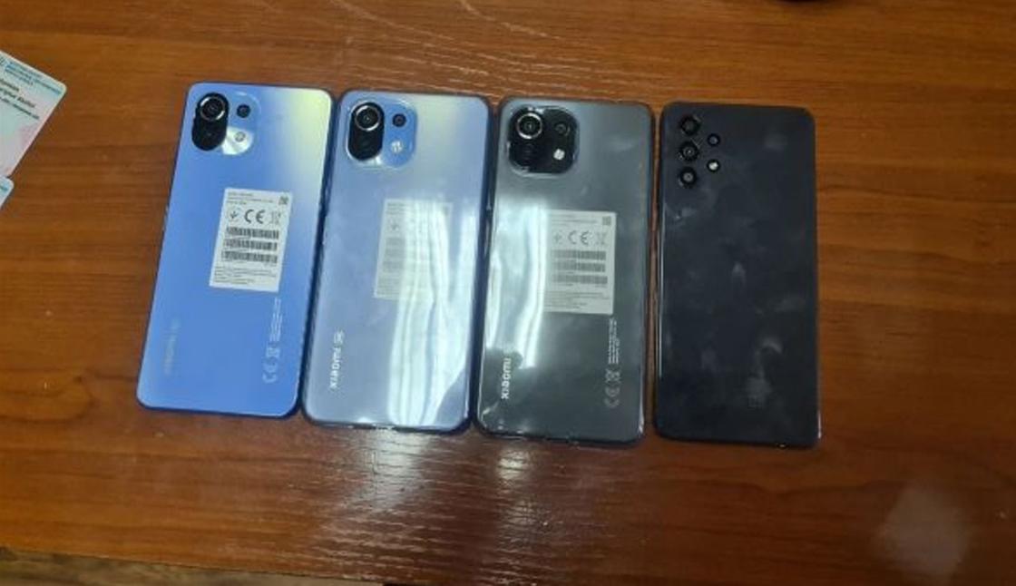 Изъятые смартфоны лежат на столе