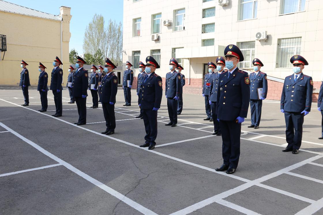 Столичных полицейских наградили в честь Дня защитника Отечества и Дня Победы
