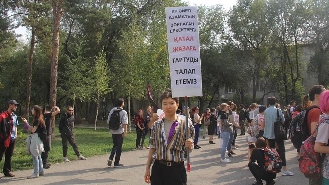 «Все сексисты пусть убьются, феминистки не сдаются»: О чем говорили девушки на митинге «Все сексисты пусть убьются, феминистки не сдаются»: О чем говорили девушки на митинге