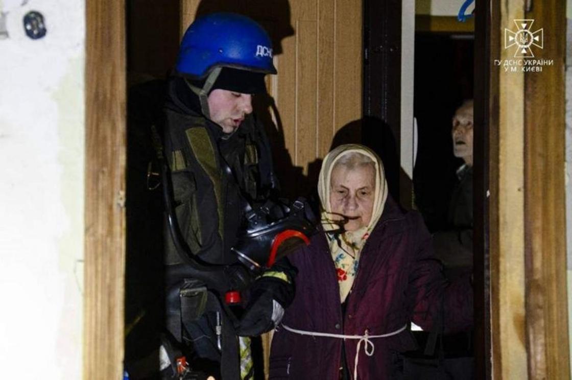 Поврежденные дома в нескольких районах Киева