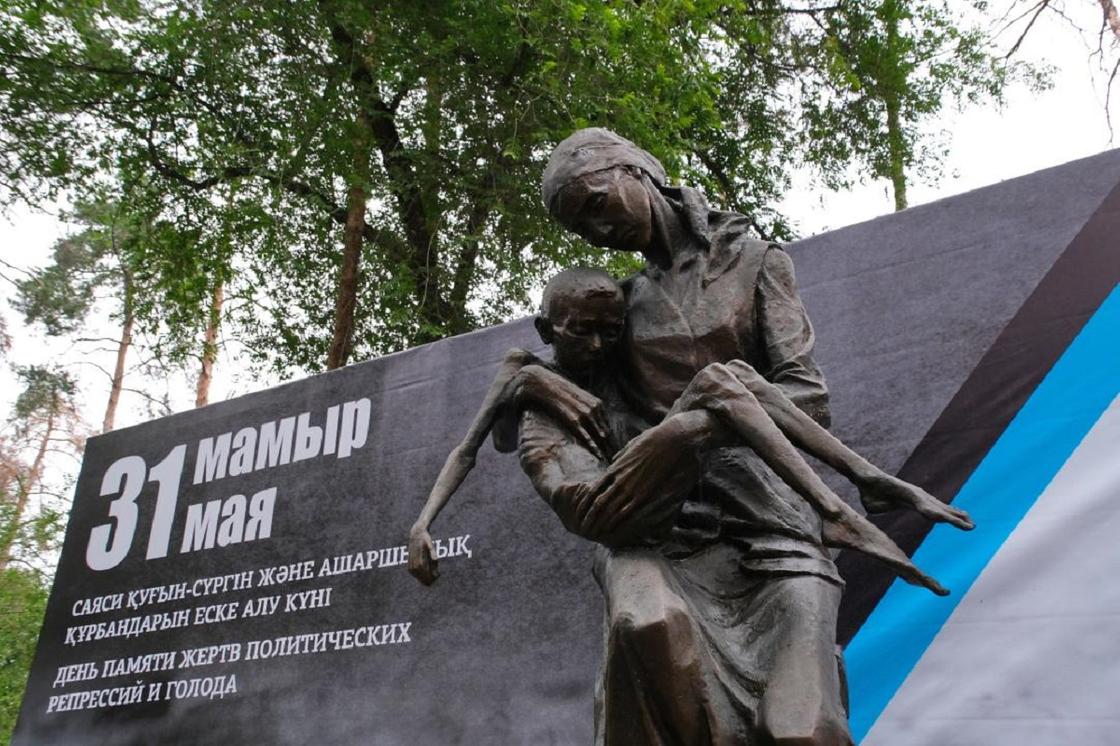Память жертв политических репрессий и голодомора 30-х годов почтили в Алматы
