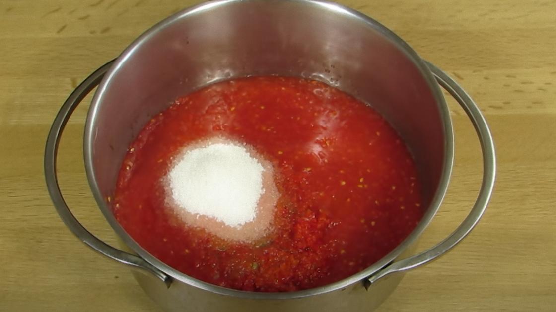В кастрюле с томатами соль и сахар