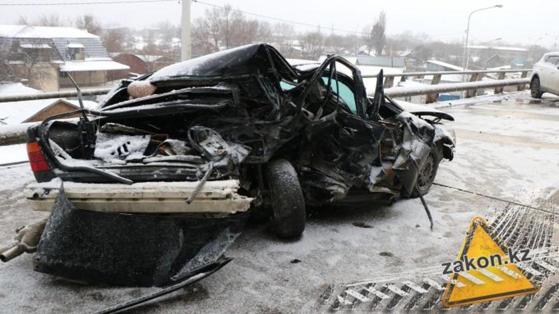 Водитель BMW спровоцировал массовое ДТП в Алматы