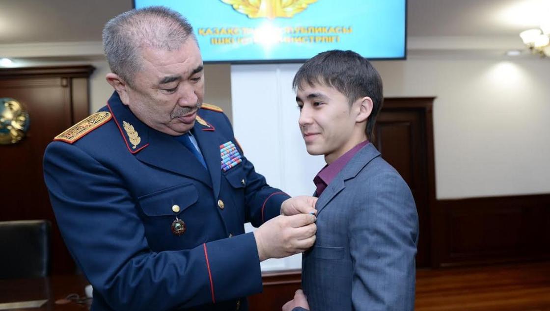 Глава МВД наградил 10-классника из Астаны, который спас 5-летнего ребенка (фото, видео)
