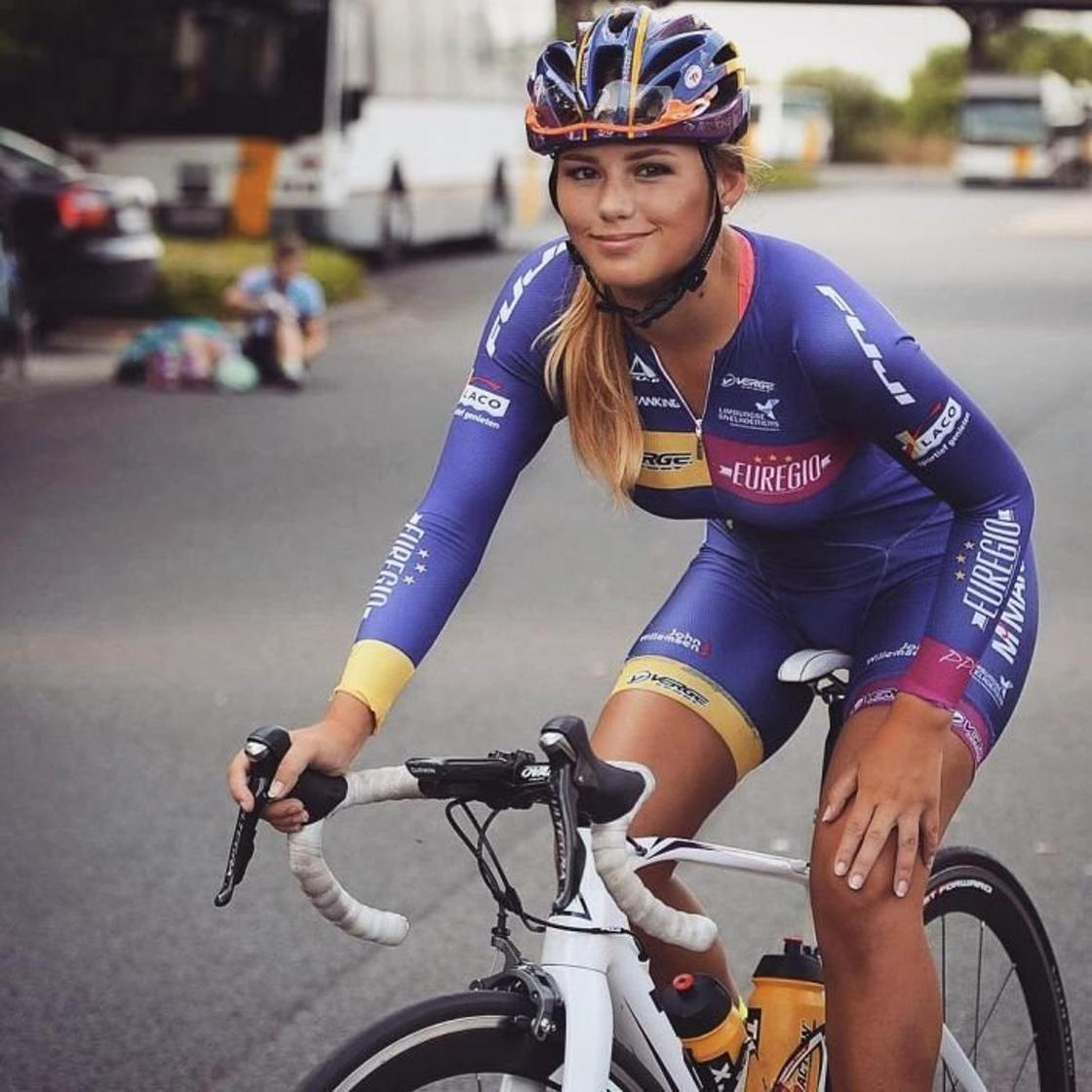 Красавица-велосипедистка: Пак Мунен покоряет сердца