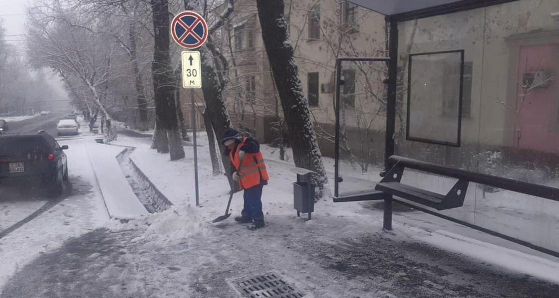 Как борются с последствиями снегопада в Алматы (фото)