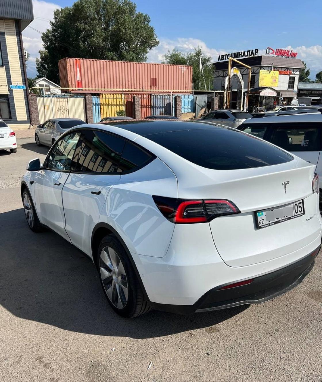 Tesla көлігі