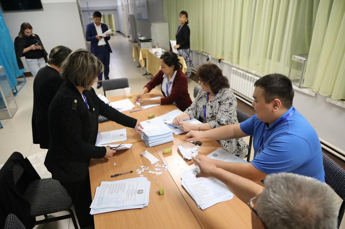 Подсчет голосов проходит на избирательных участках в Алматы (фото)