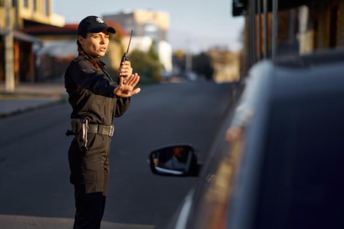 Девушка в полицейской форме останавливает автомобиль