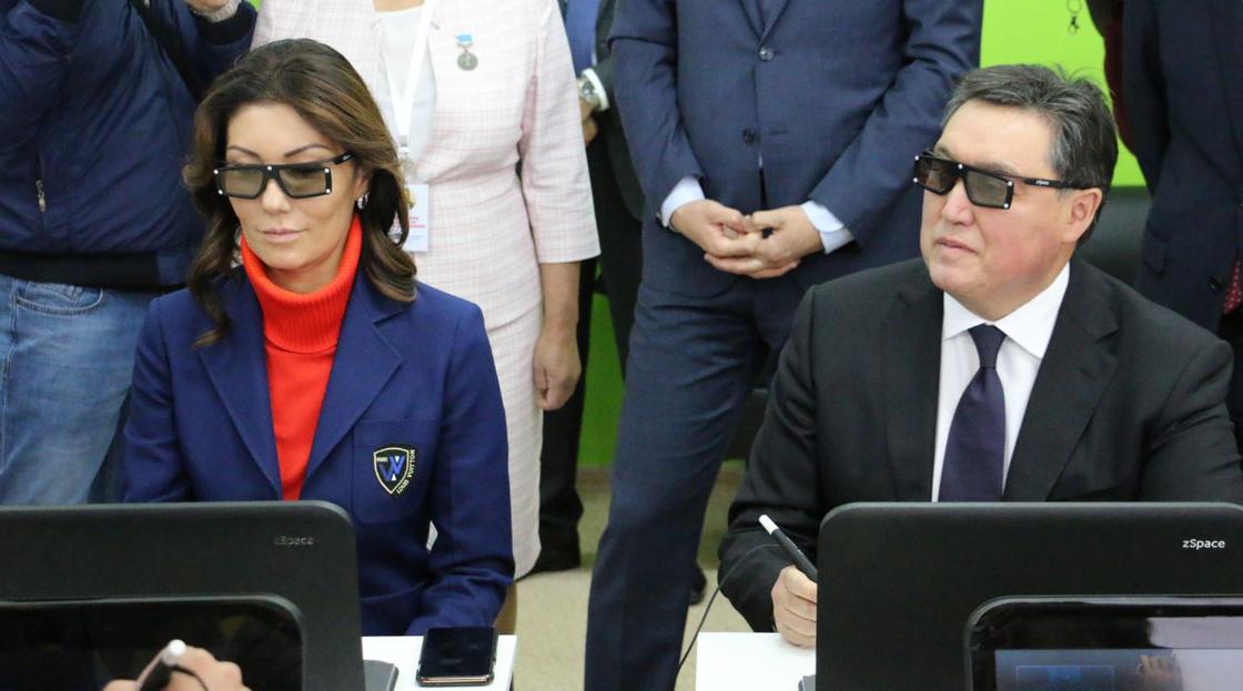 Назарбаева и Мамин примерили очки виртуальной реальности на 1 сентября (фото)