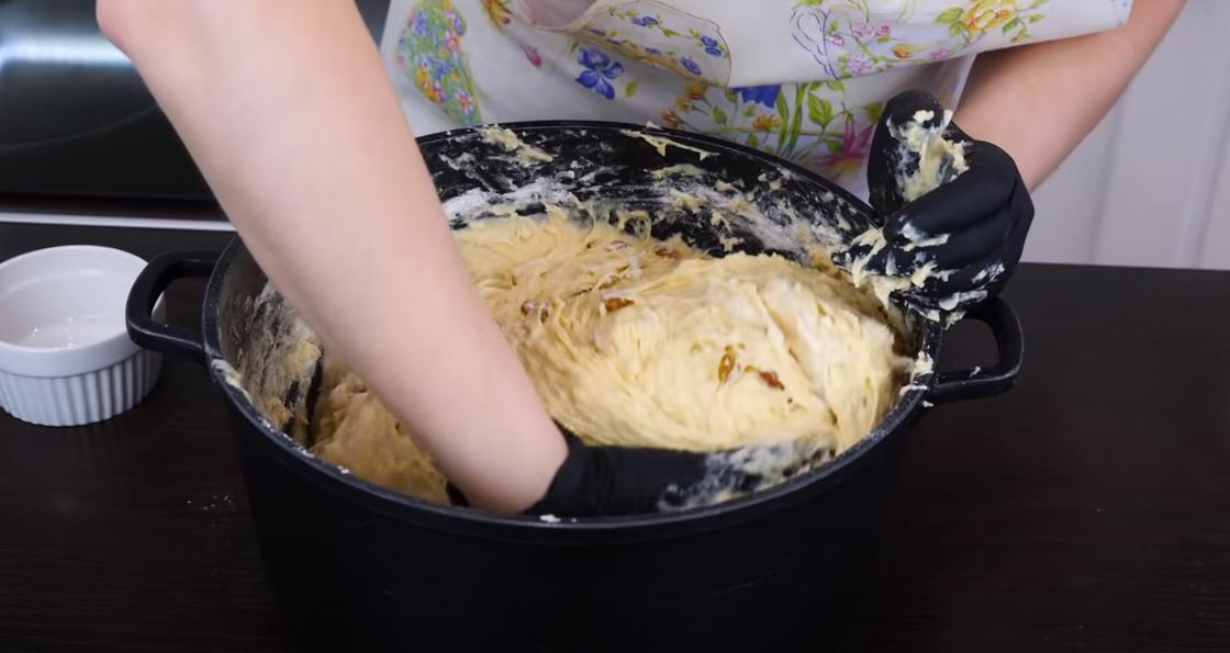 Вымешивание теста на куличи Вымешивание теста на куличи