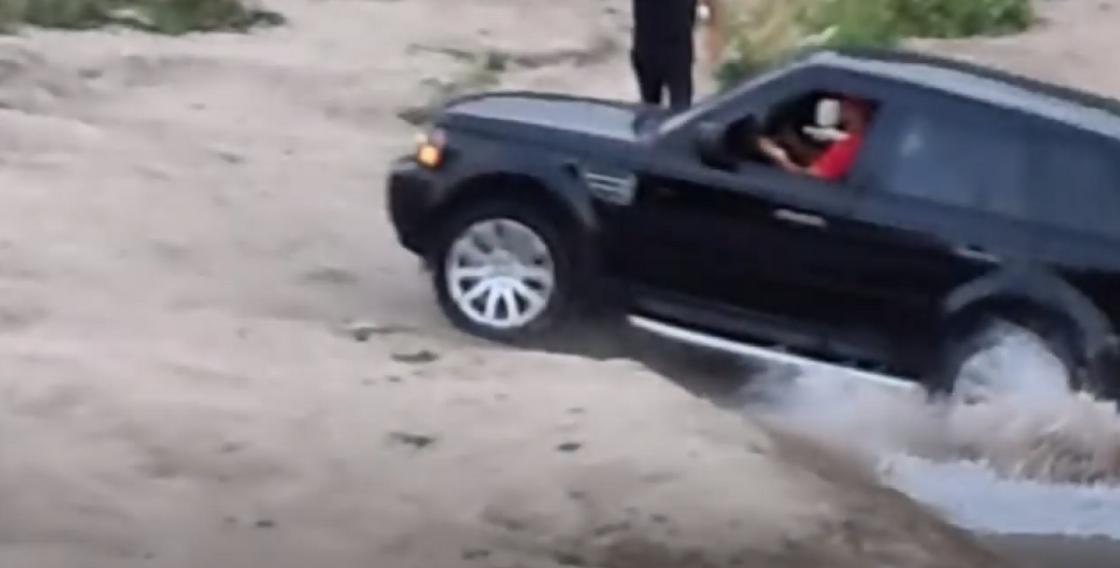 Водитель Range Rover захотел помыть колеса и заехал в речку Большая Алматинка (видео)