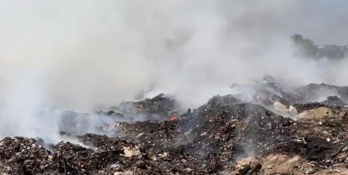 Тысяча квадратных метров мусора до сих пор дымит в Карагандинской области (видео)