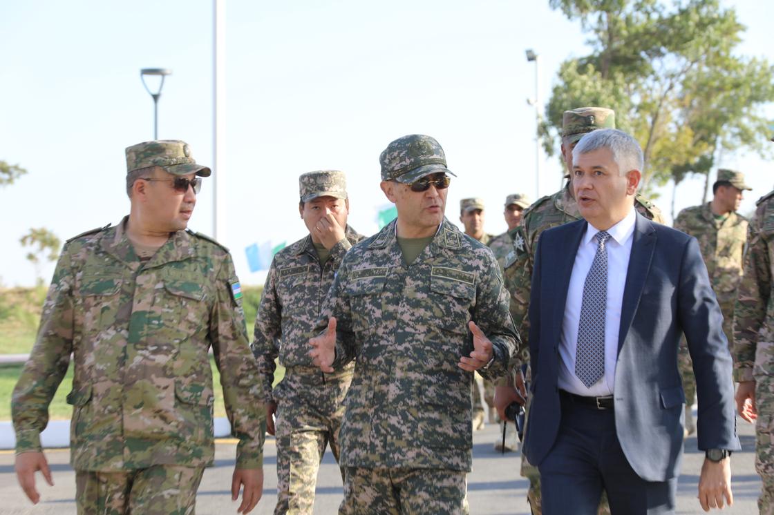 Министр обороны РК прибыл с рабочим визитом в Узбекистан