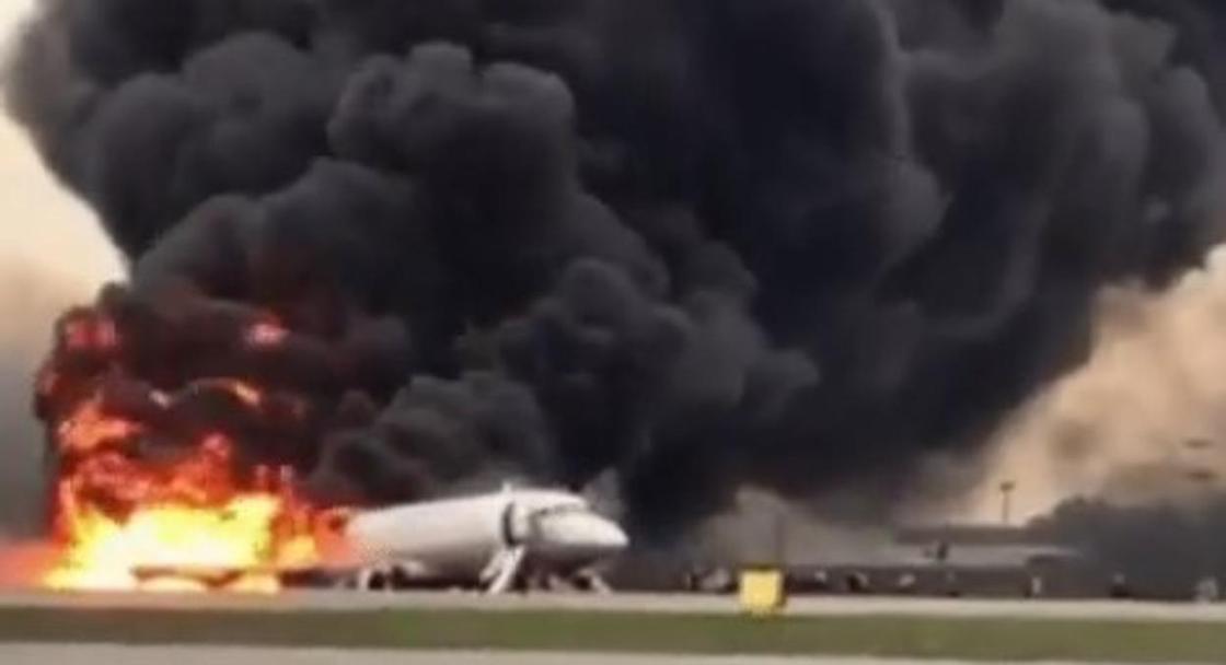 Жуткие кадры из Москвы: люди выпрыгивали из горящего самолета после аварийной посадки (фото, видео)