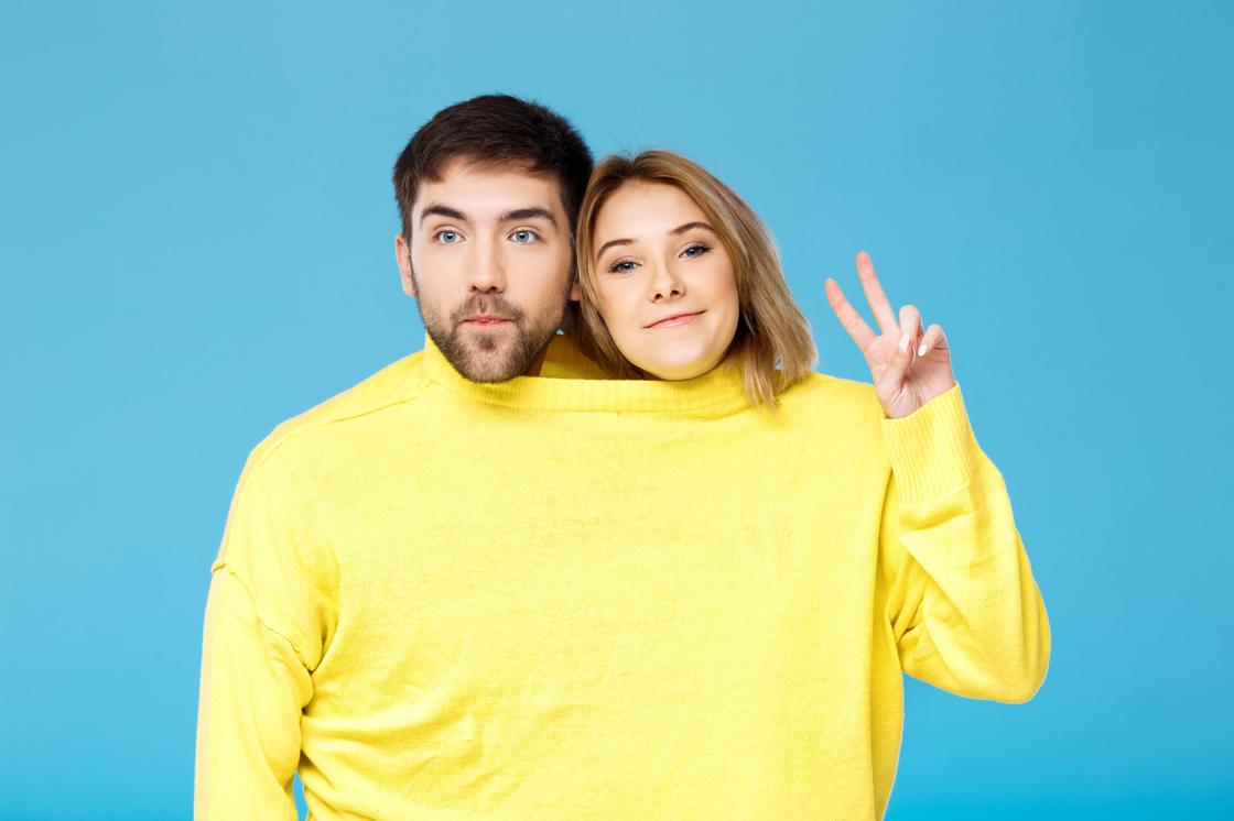 Мужчина и женщина в одном свитере