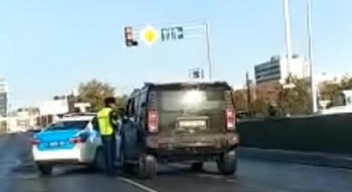 Полиция устроила погоню за Hummer в Актау (видео) Полиция устроила погоню за Hummer в Актау (видео)