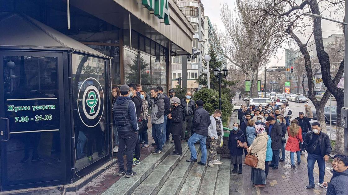 Люди прямо на дороге стоят: ажиотаж начался в аптеках Алматы (фото)