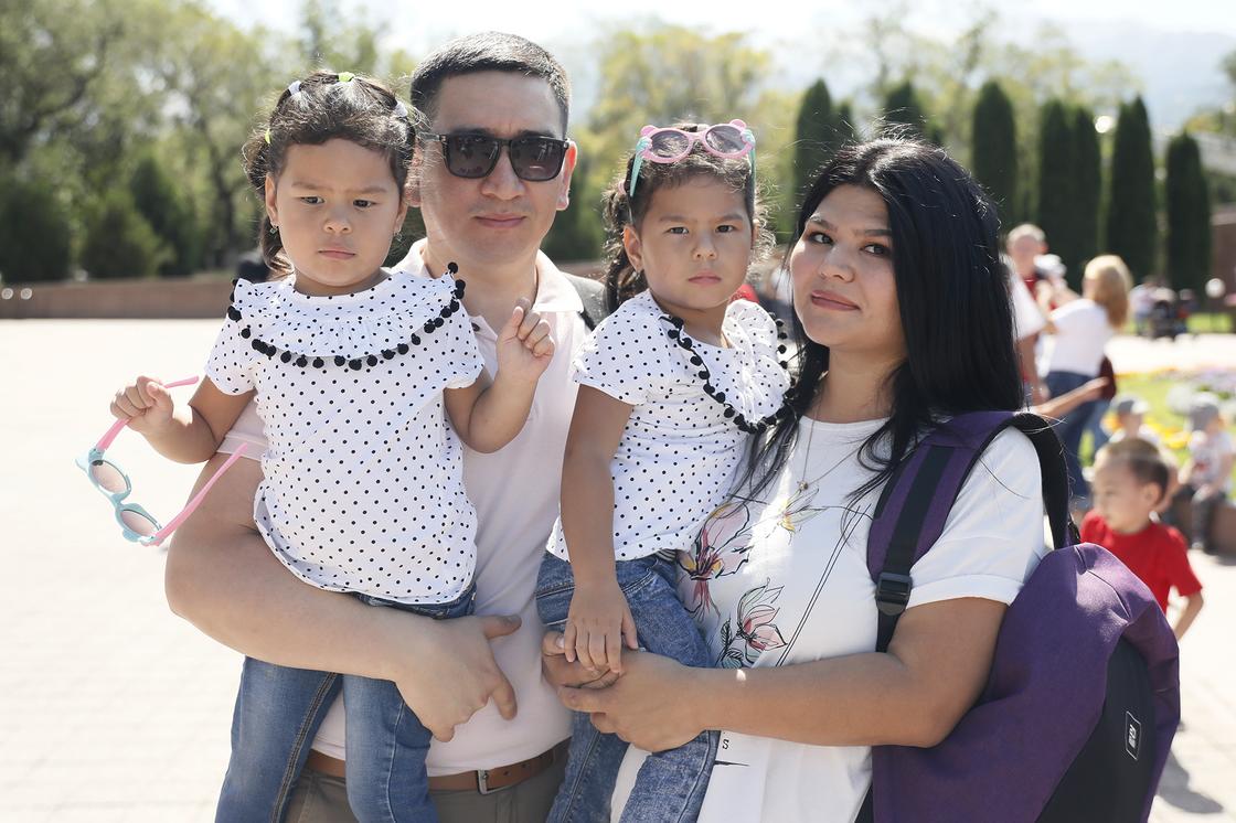 Двойное чудо, двойные трудности: более 150 близнецов собрались в парке Алматы