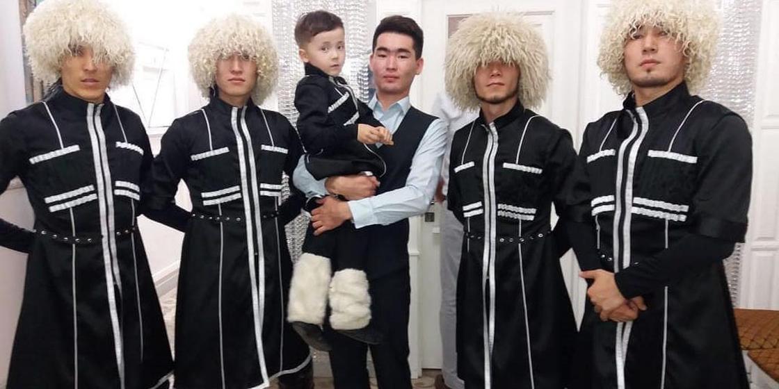 Парень из Уральска шьет национальные костюмы и мечтает открыть ателье