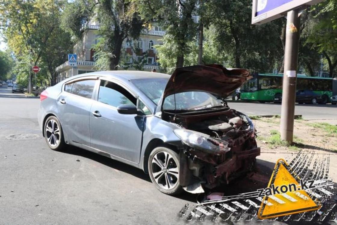 Легковушка перевернулась, снесла столб и светофор в Алматы (фото) Легковушка перевернулась, снесла столб и светофор в Алматы (фото)