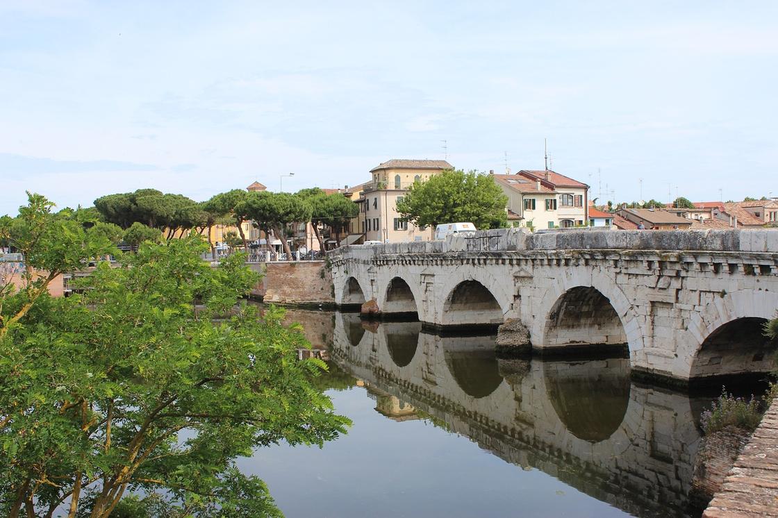 Вид на мост Тиберия в Римини
