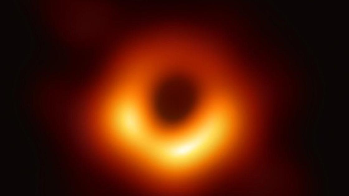 Обнародована первая фотография черной дыры