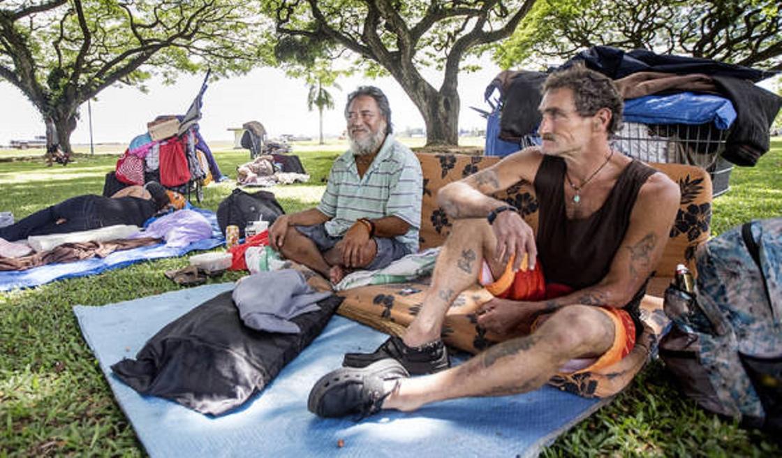 Рай для бомжей: бездомные заполонили пляжи на Гавайях