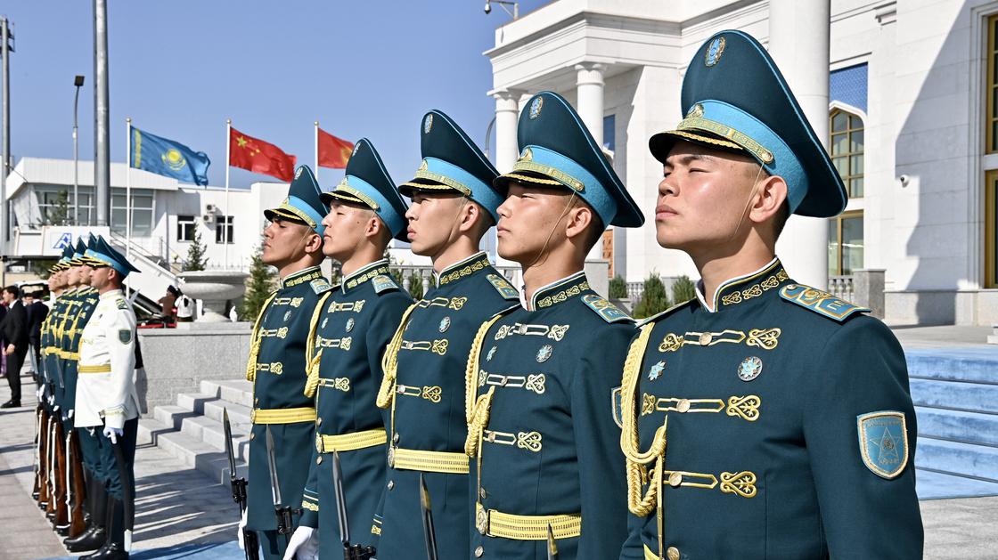 Встреча президента Кыргызстана в аэропорту Встреча президента Кыргызстана в аэропорту