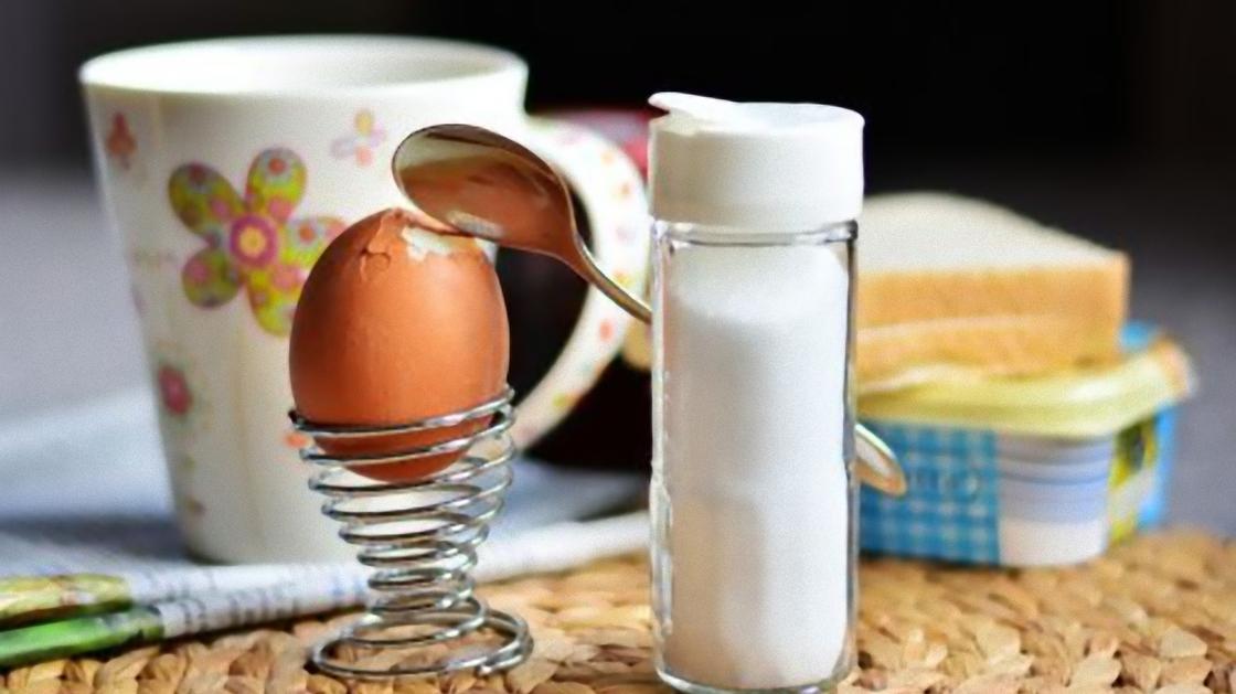 Яйцо в подставке с чайной ложкой, солянка, чашка, хлеб