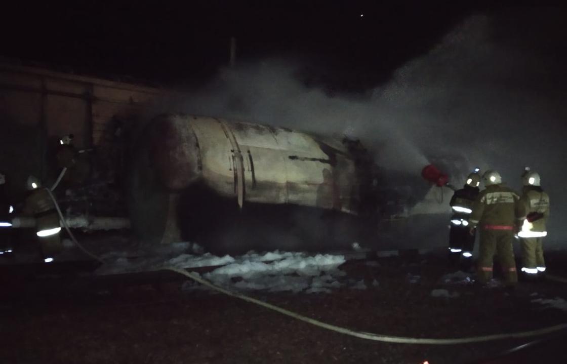 Вагон с бензином опрокинулся и загорелся на станции в Жамбылской области (фото)