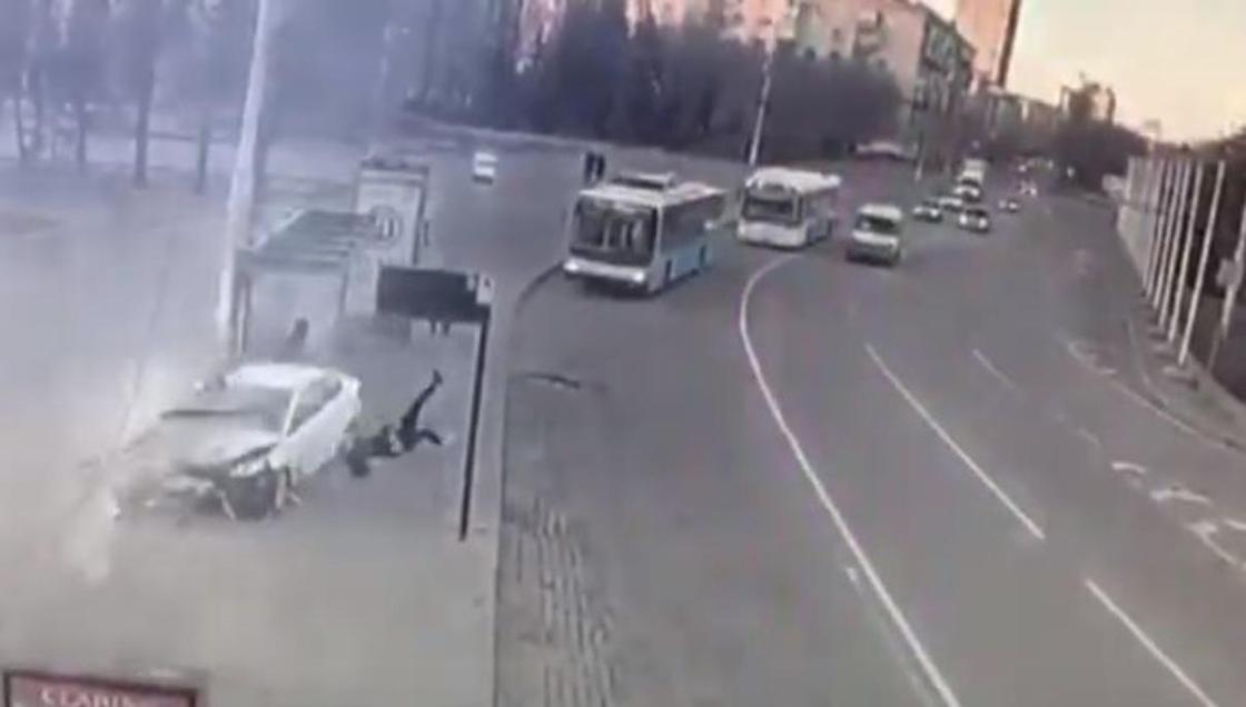 Уснула за рулем: студентка протаранила остановку с людьми в Волгограде Уснула за рулем: студентка протаранила остановку с людьми в Волгограде