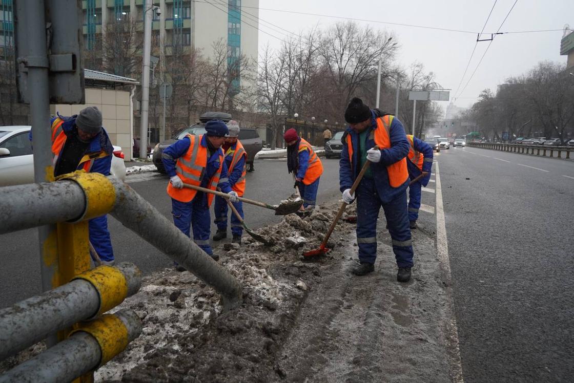 Коммунальщики убирают снег