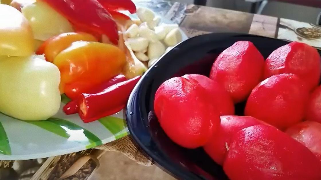 Перец, дольки чеснока и очищенные помидоры