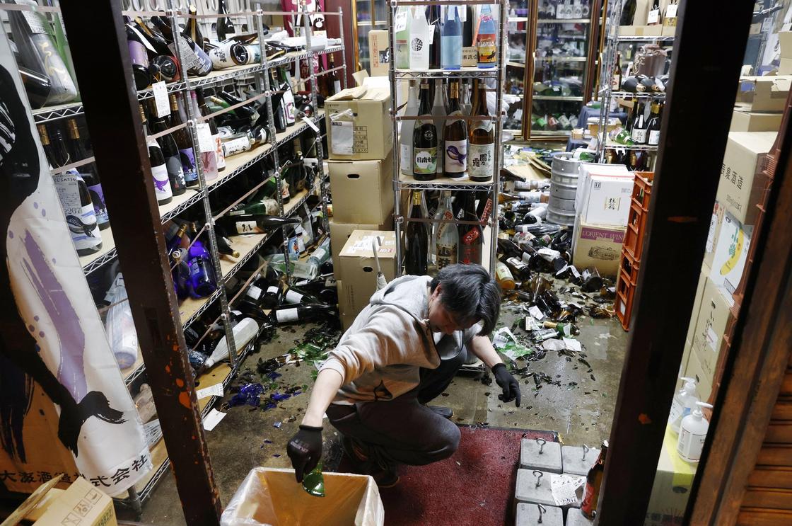 Бутылки разбились в магазине после землетрясения